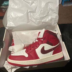 Nike WMNS Air Jordan 1 Mid SE in Varsity Red